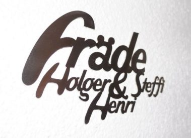 schwungvolles Metallschild