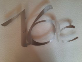 Hausnummer Befestigung Abstandshalter