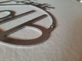 Metallschild Schraubbefestigung