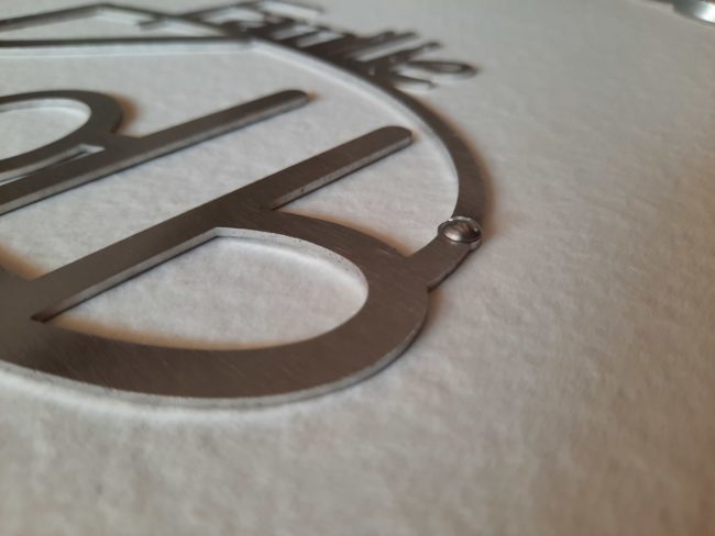 Metallschild Schraubbefestigung