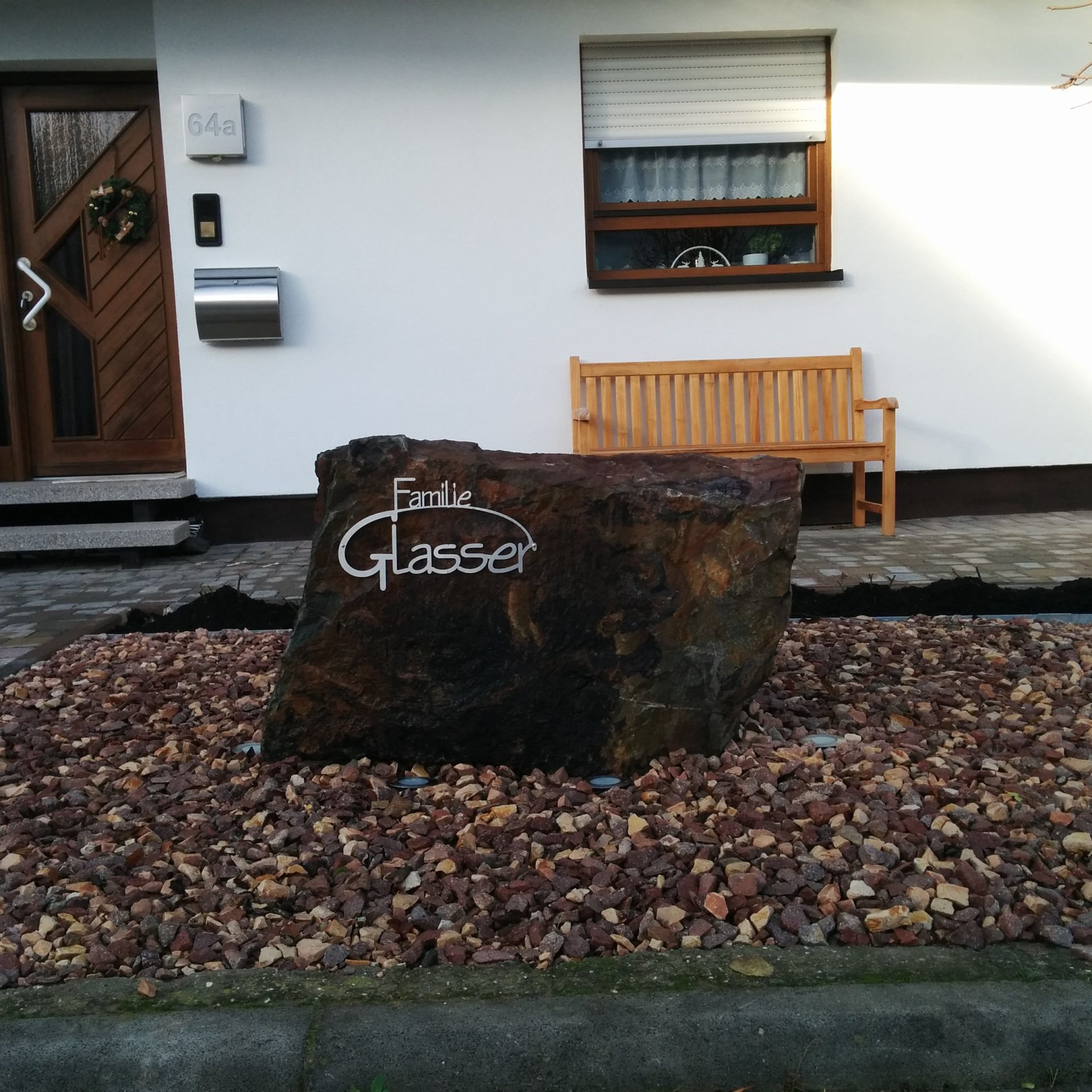 Schild auf Findling