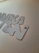 Schriftzug Schraubbefestigung