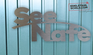 Edelstahlschild auf Garagentor