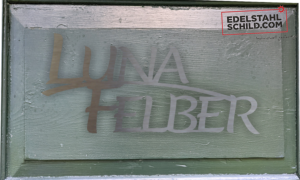 Edelstahlschild auf Holz