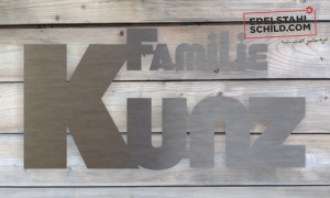 Edelstahlschild auf Holzwand