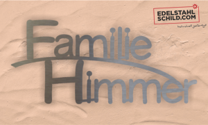 Edelstahlschild vor Wand