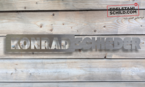 Namensschild auf Holz