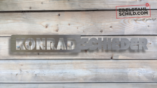Namensschild auf Holz