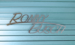 Namensschild auf Wand