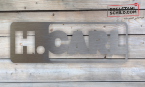 Personalisiertes Edelstahlschild auf Holz