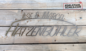 Personalisiertes Familienschild auf Holz