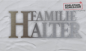 Personalisiertes Schild auf Putz