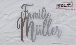 Schwungvolles Edelstahlschild