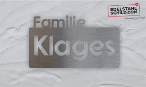 individuelles Familienschild vor Wand