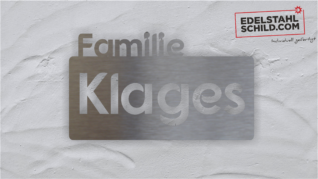 individuelles Familienschild vor Wand